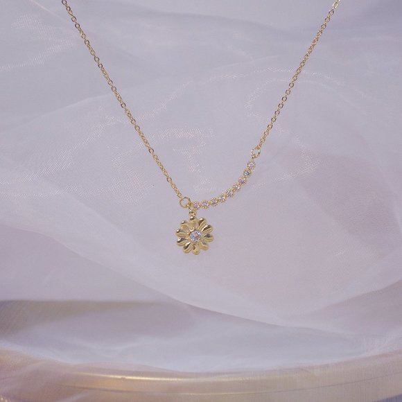 NEW 14K Gold Plated Diamond Daisy Flower Necklace - Picture 6 of 7